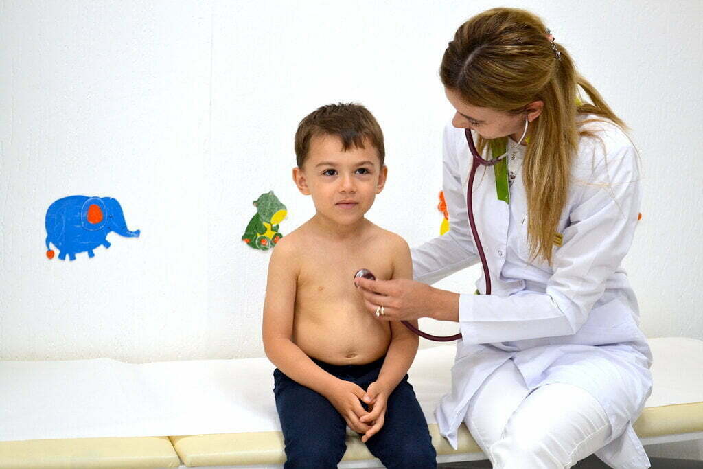 copil in vizita la pediatru